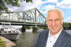 Walter F.W. Binder an der Glienicker Brücke mit Schiff