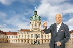 Walter F.W. Binder vor Schloss Charlottenburg