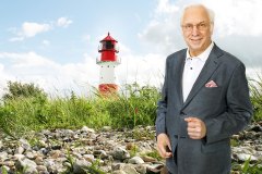 Walter F.W. Binder vor einem Leuchtturm