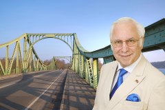 Walter F.W. Binder an der Glienicker Brücke