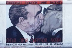 mauerbild-breshnew-honecker-bruderkuss-1200px